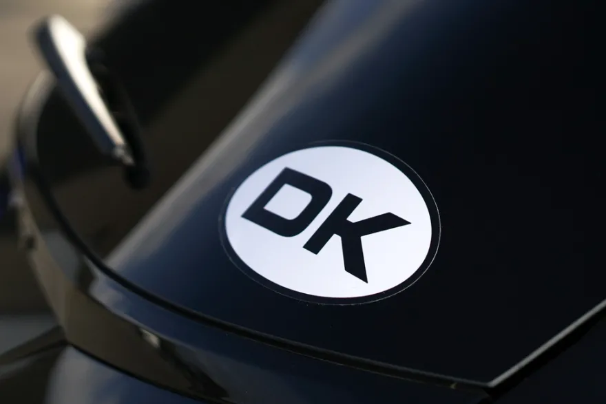 DK-klistermærke 14 x 9 cm - AutoZone®