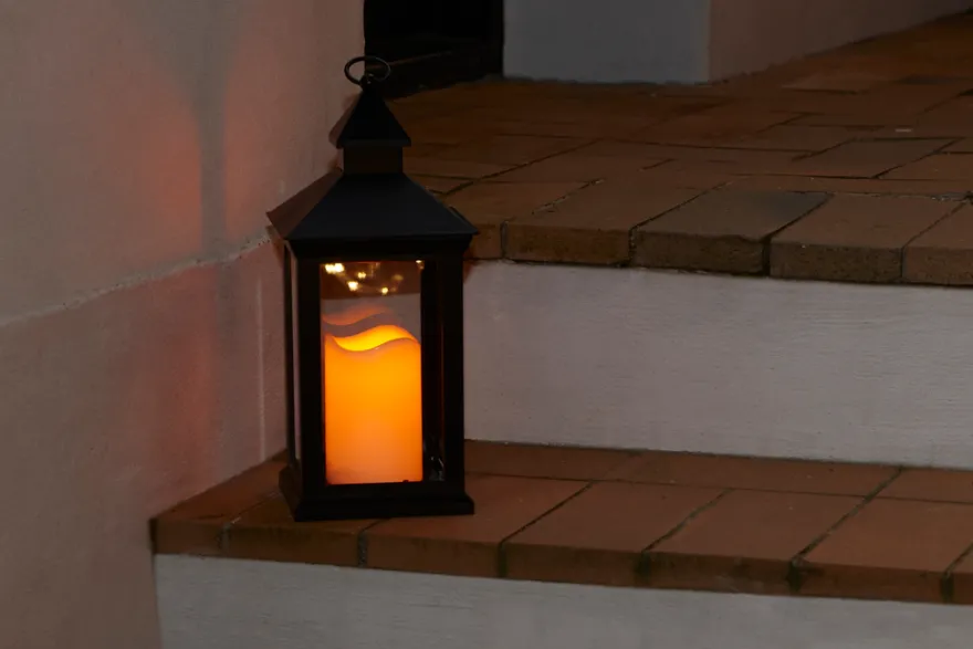 Firkantet lanterne med LED-bloklys