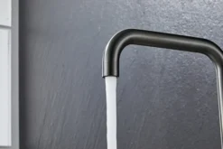 Køkkenarmatur m/kantet tud gunmetal