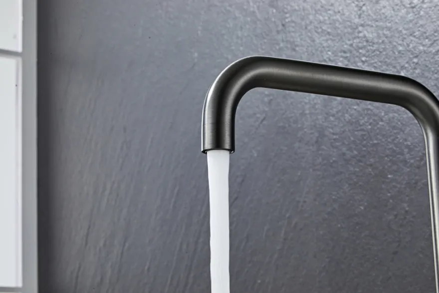 Køkkenarmatur m/kantet tud gunmetal