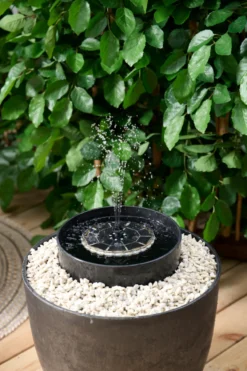 Springvand med solceller Ø16,5 cm - Outfit